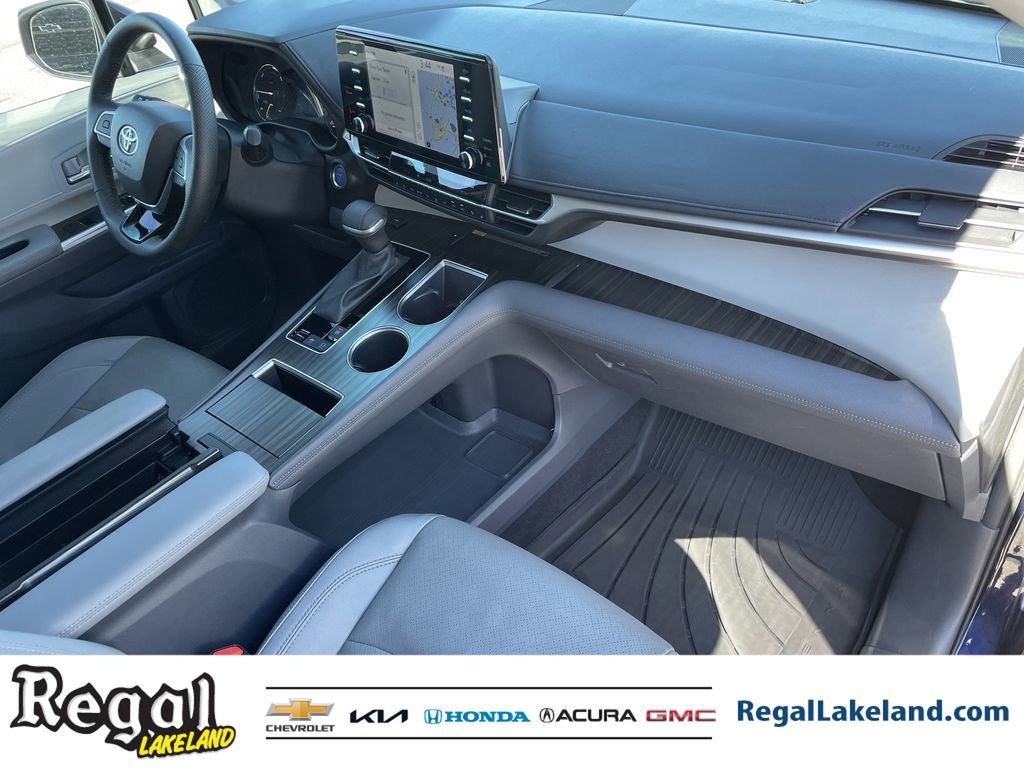 Used 2023 Toyota Sienna Limited image 12