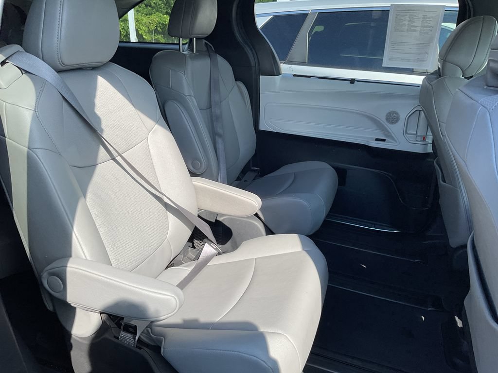 Used 2025 Toyota Sienna XLE FWD image 14