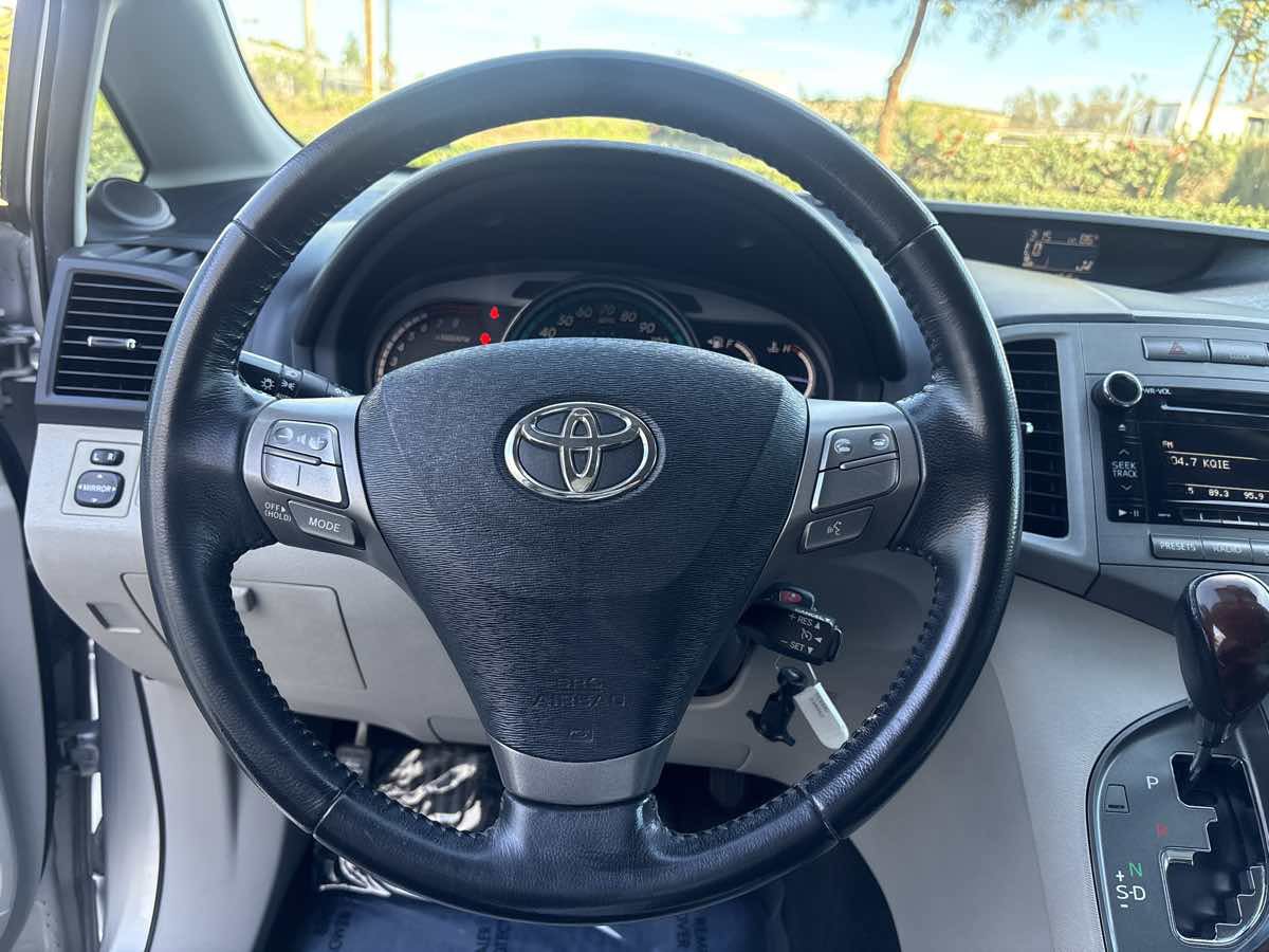 Used 2011 Toyota Venza w/ Leather Pkg image 23
