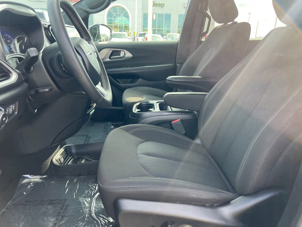 Used 2024 Chrysler Pacifica Touring image 21