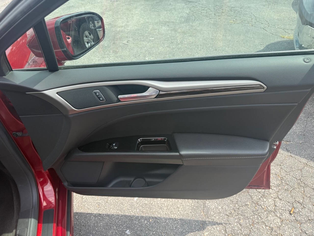 Used 2015 Ford Fusion SE w/ Equipment Group 202A AWD/4WD image 24