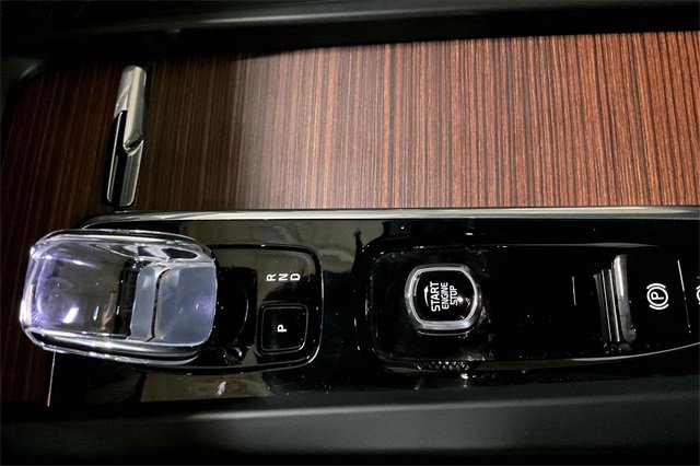 Certified 2023 Volvo XC60 B5 Ultimate w/ Climate Package image 32