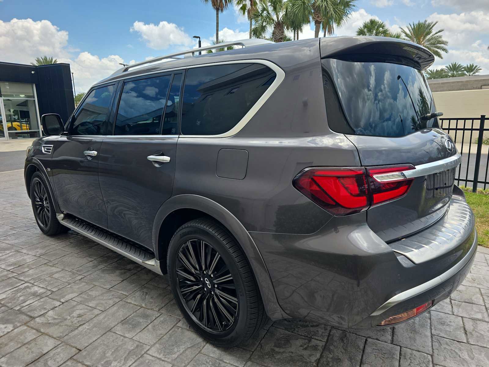 Used 2019 INFINITI QX80 Limited w/ All-Season Package AWD/4WD image 8
