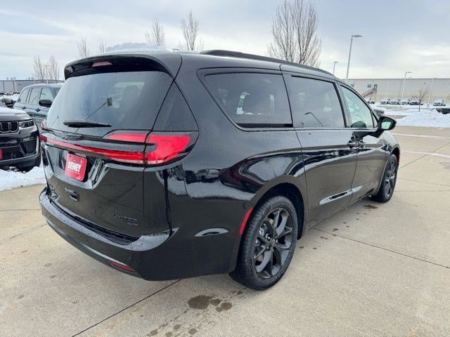 New 2026 Chrysler Pacifica Limited image 6