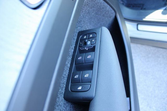 Used 2025 Volvo XC40 B5 Plus image 11