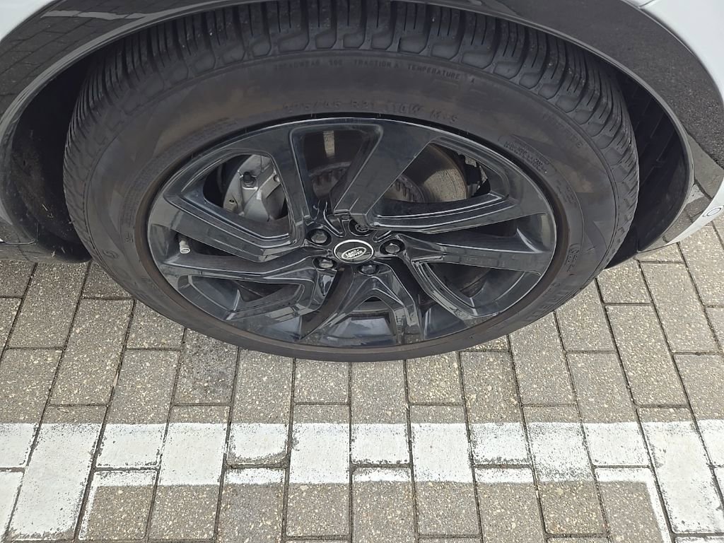 Used 2025 Land Rover Discovery Dynamic SE image 11