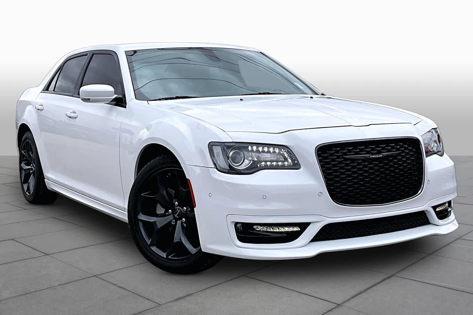Used 2023 Chrysler 300 Touring L w/ Comfort Group image 3