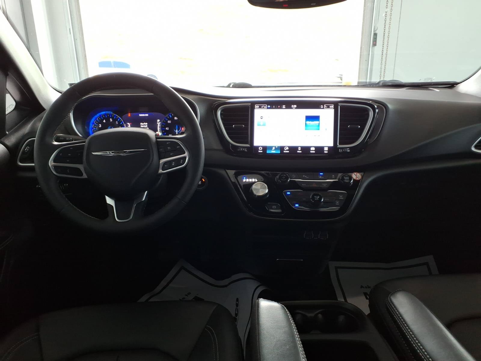 Used 2025 Chrysler Pacifica Select FWD image 15
