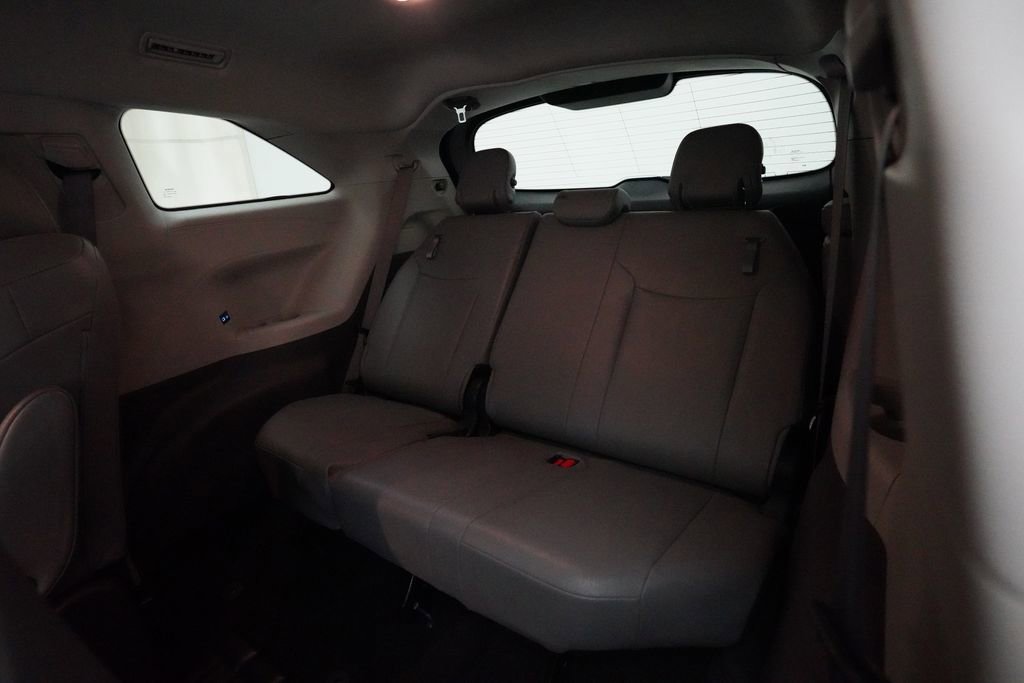 Used 2023 Toyota Sienna XLE FWD image 17