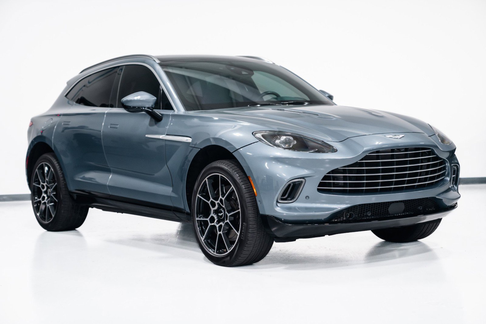Used 2021 Aston Martin DBX image 2