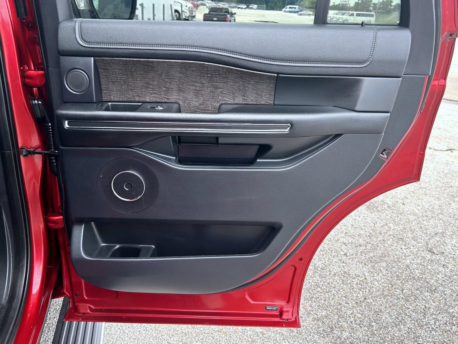 Used 2019 Ford Expedition Limited w/ Equipment Group 301A AWD/4WD image 18