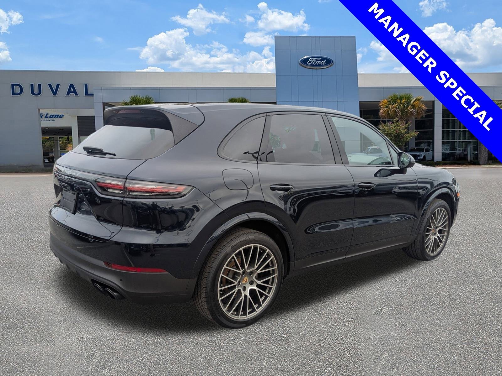 Used 2023 Porsche Cayenne Platinum Edition image 4