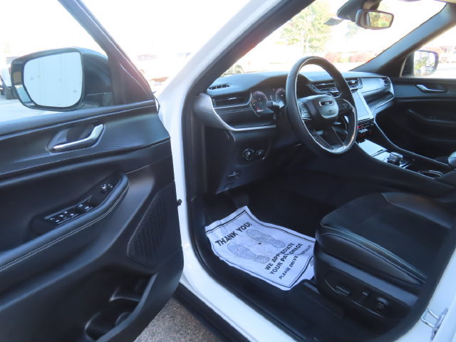 Used 2023 Jeep Grand Cherokee L Laredo AWD/4WD image 19
