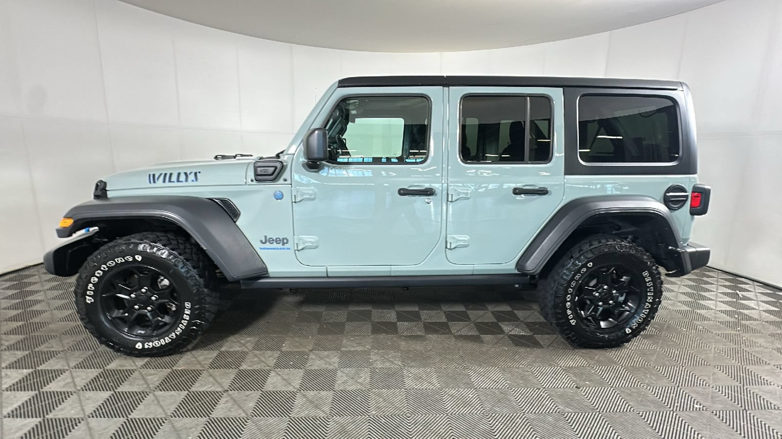 Used 2023 Jeep Wrangler Unlimited w/ Cold Weather Group AWD/4WD image 8