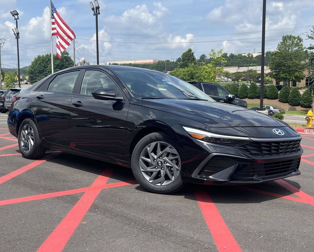 Used 2024 Hyundai Elantra SEL FWD image 1
