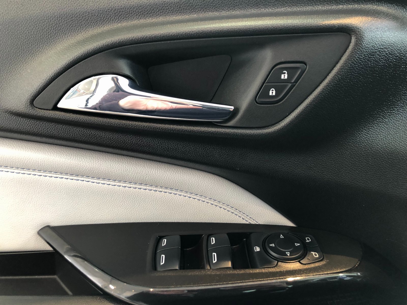 Used 2024 Chevrolet Trax LT w/ Sunroof Package image 35