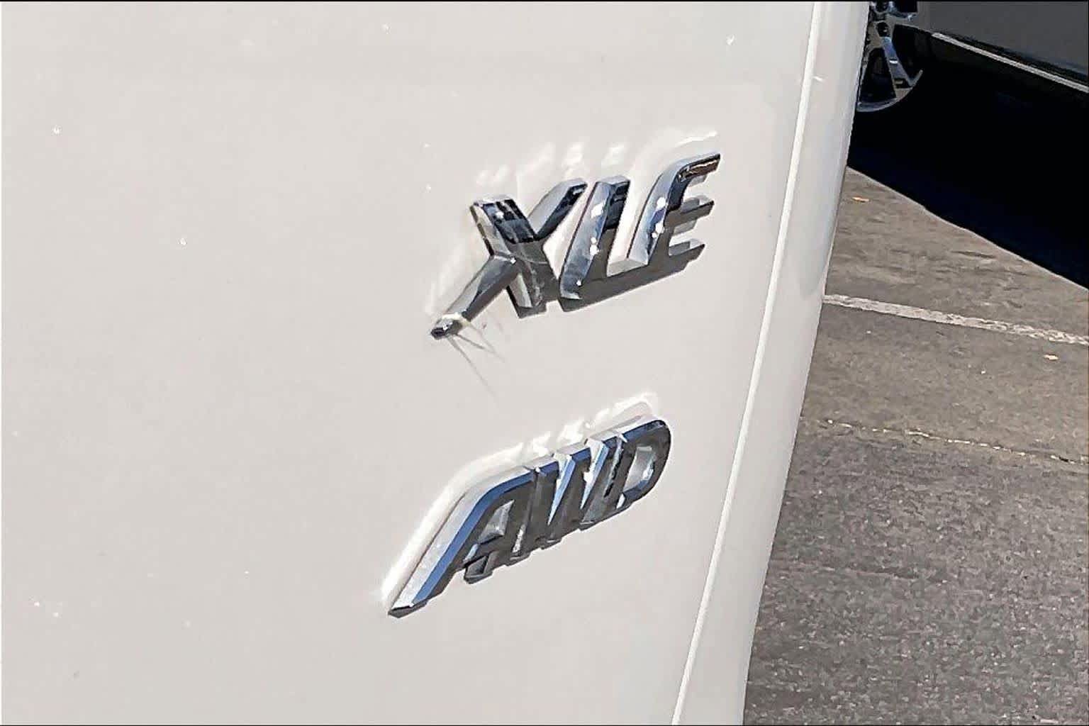 Used 2022 Toyota Corolla Cross XLE w/ Convenience Package image 9