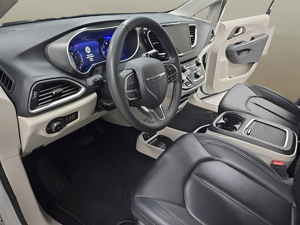 Used 2024 Chrysler Pacifica Touring-L image 12