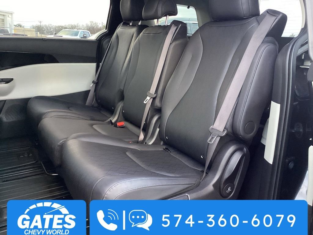 Used 2024 Kia Carnival EX image 14