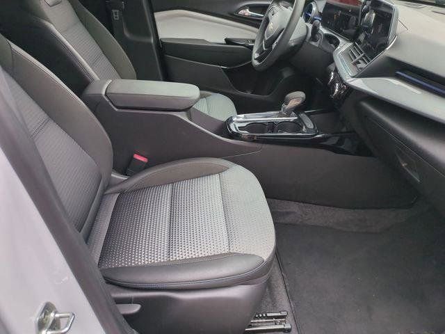 Used 2025 Chevrolet Trax LT FWD image 25