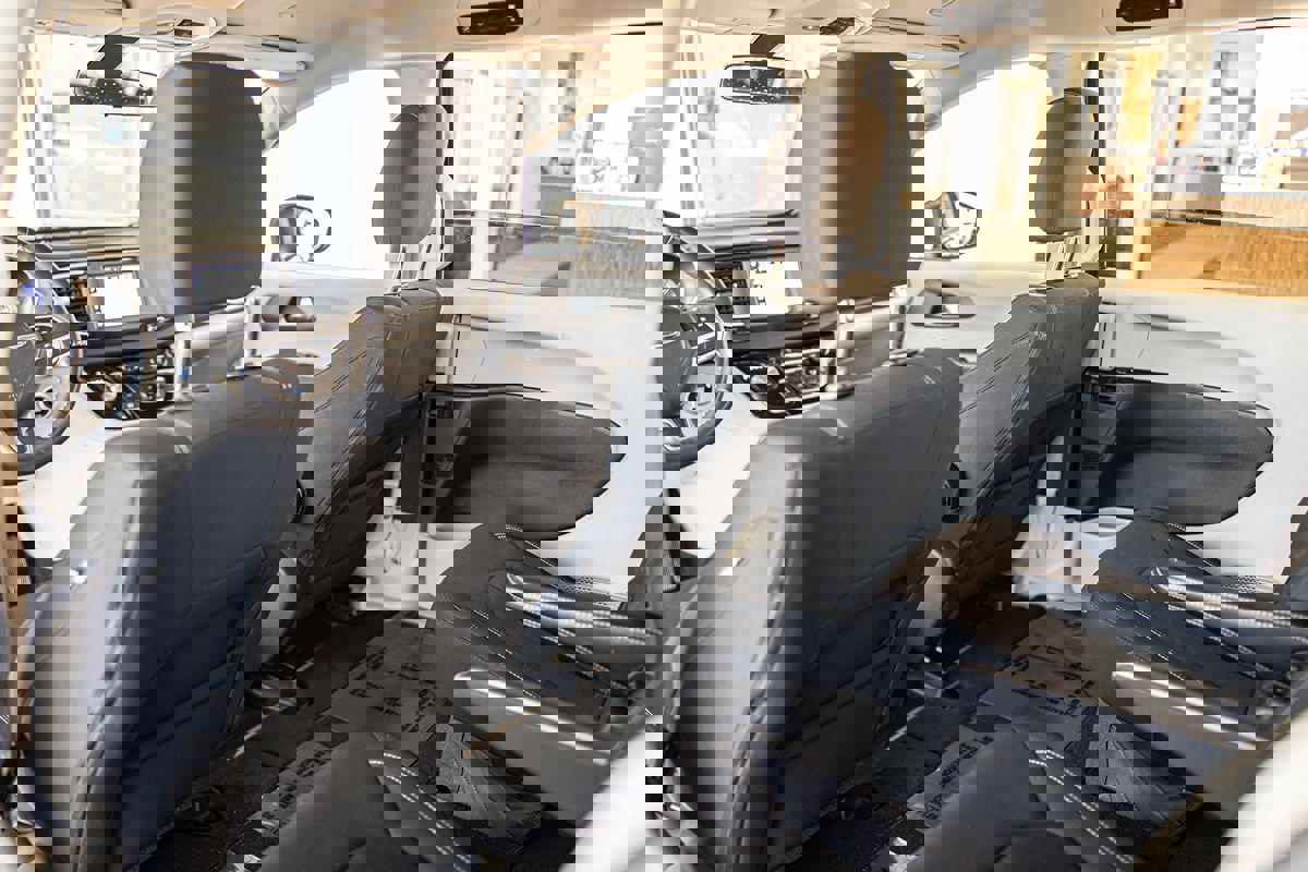 Used 2022 Chrysler Voyager LX image 32