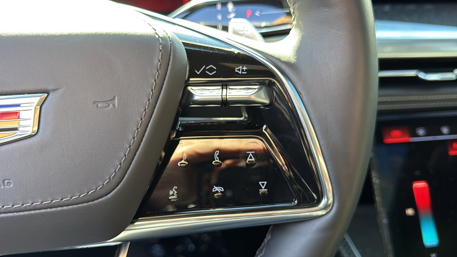 Certified 2025 Cadillac Escalade ESV V image 17