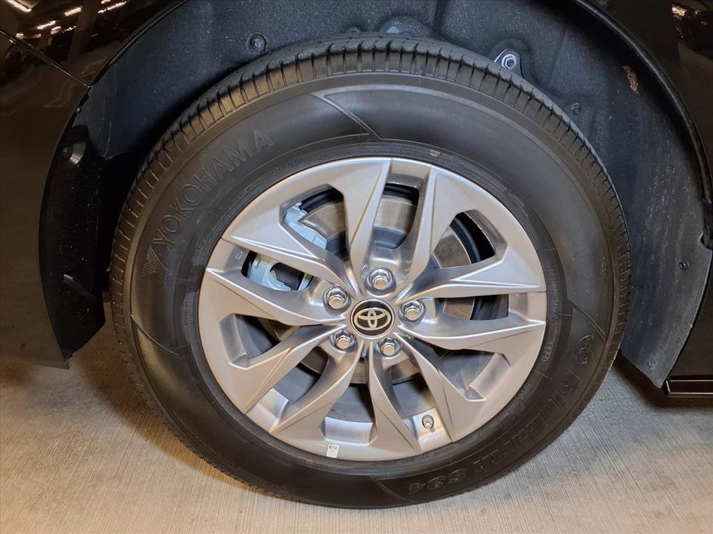 Used 2025 Toyota Sienna XLE image 17