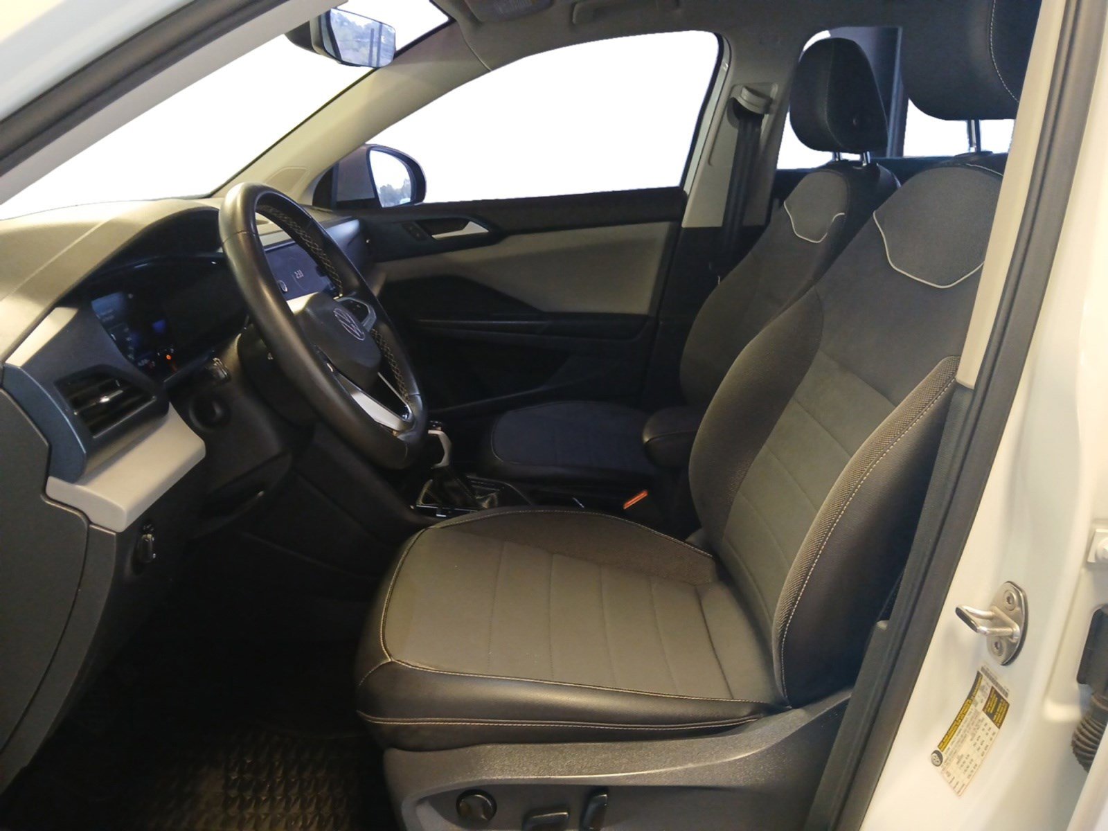 Used 2023 Volkswagen Taos SE w/ Panoramic Sunroof Package image 9