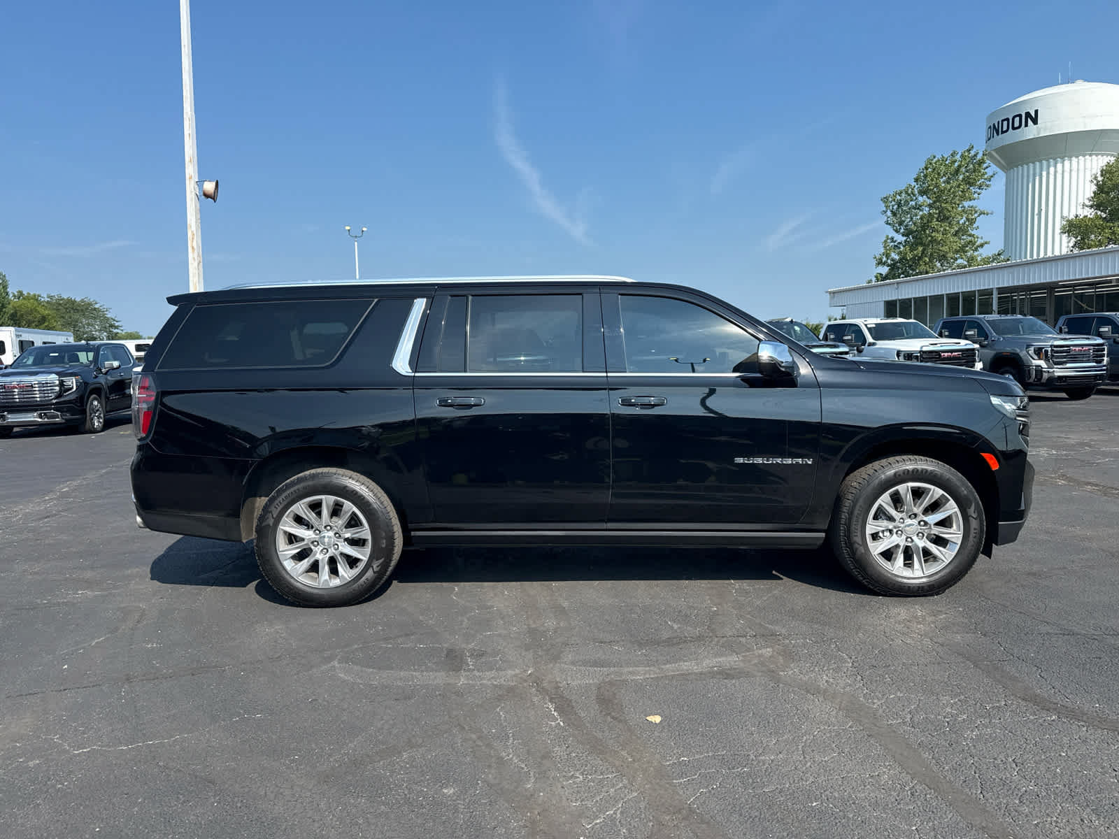 Used 2022 Chevrolet Suburban Premier AWD/4WD image 6