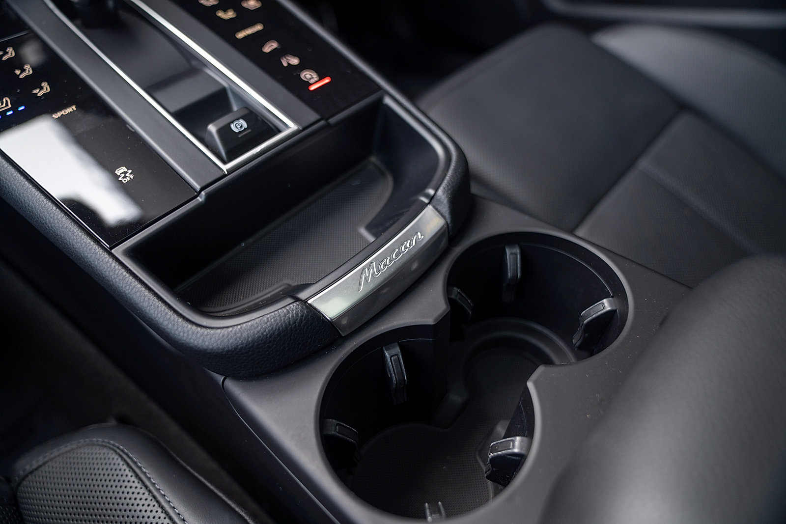 Certified 2025 Porsche Macan AWD/4WD image 15
