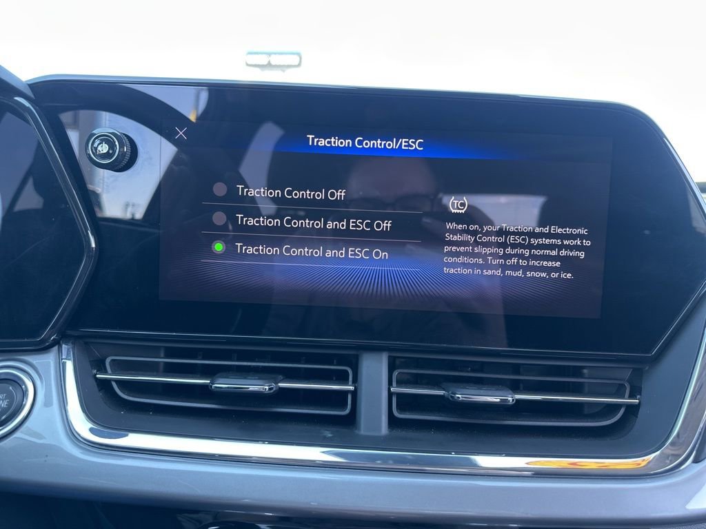 Used 2025 Chevrolet Trax LT FWD image 33