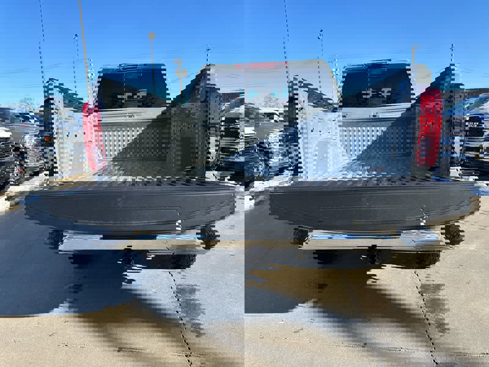 New 2025 GMC Sierra 1500 SLE w/ Preferred Package image 14