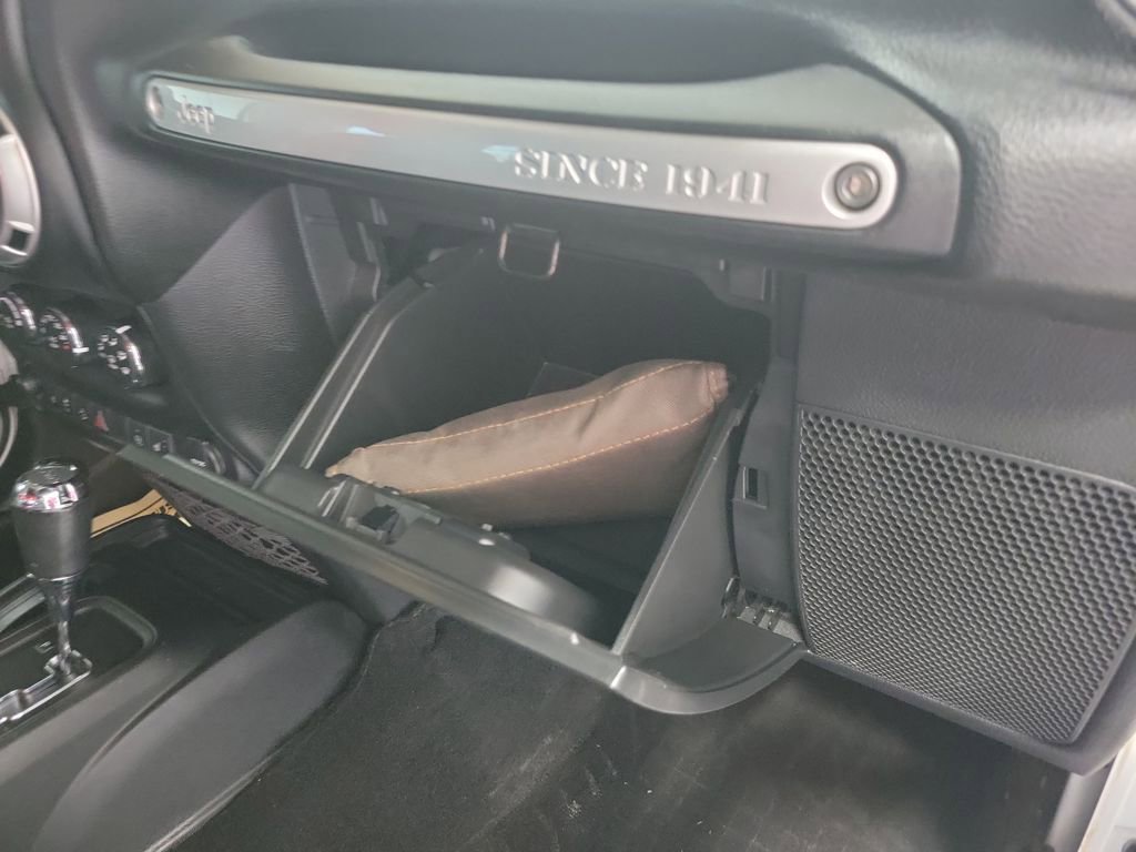 Used 2016 Jeep Wrangler Unlimited Rubicon AWD/4WD image 17