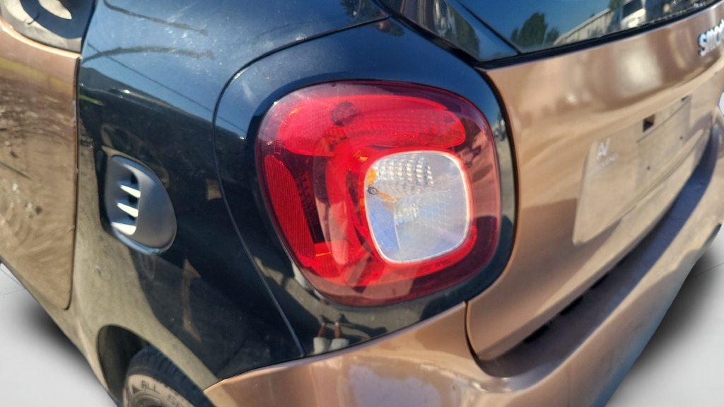Used 2016 smart fortwo passion RWD image 6