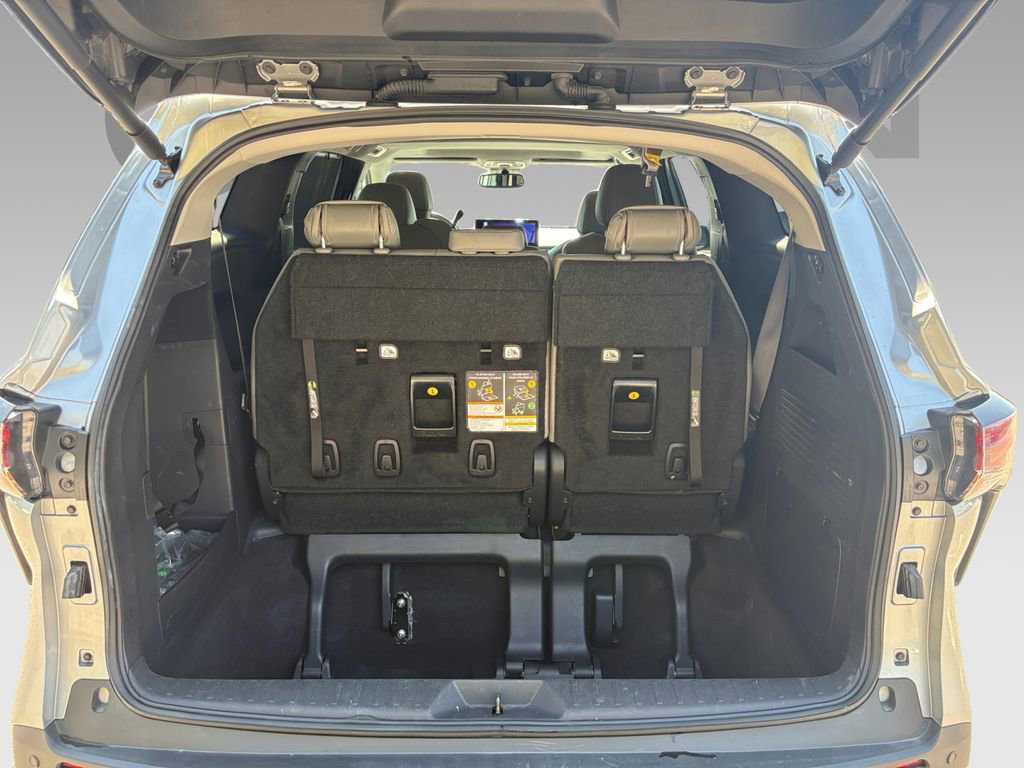 Used 2025 Toyota Sienna XLE image 23