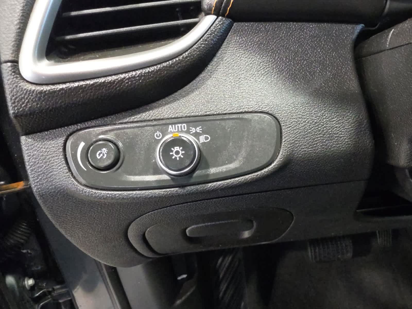Used 2020 Chevrolet Trax LT w/ LT Convenience Package FWD image 17
