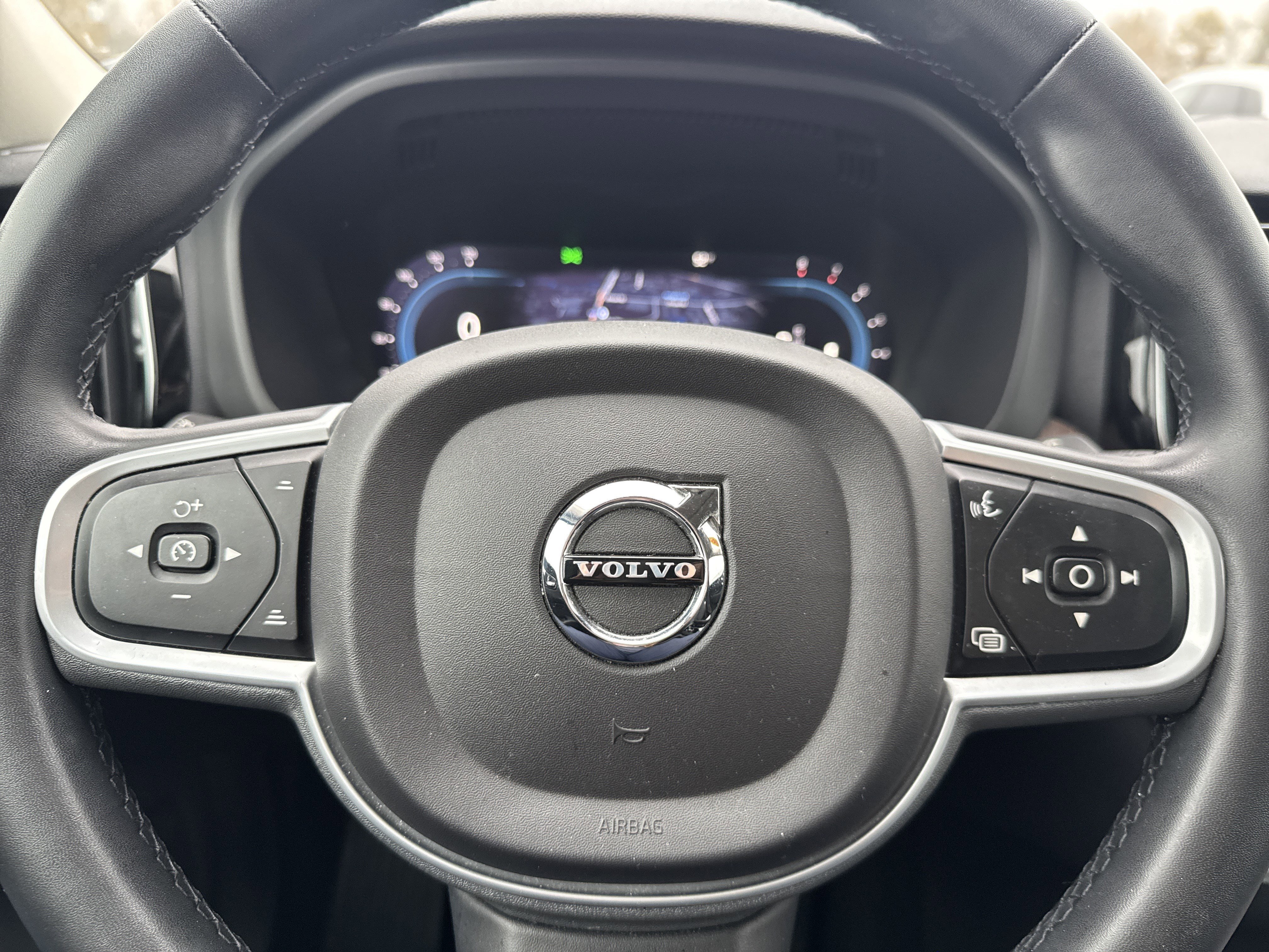 Used 2022 Volvo XC60 B5 Momentum w/ Climate Package image 10