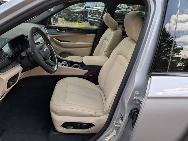 New 2026 Jeep Grand Cherokee Limited w/ Luxury Tech Group II AWD/4WD image 9