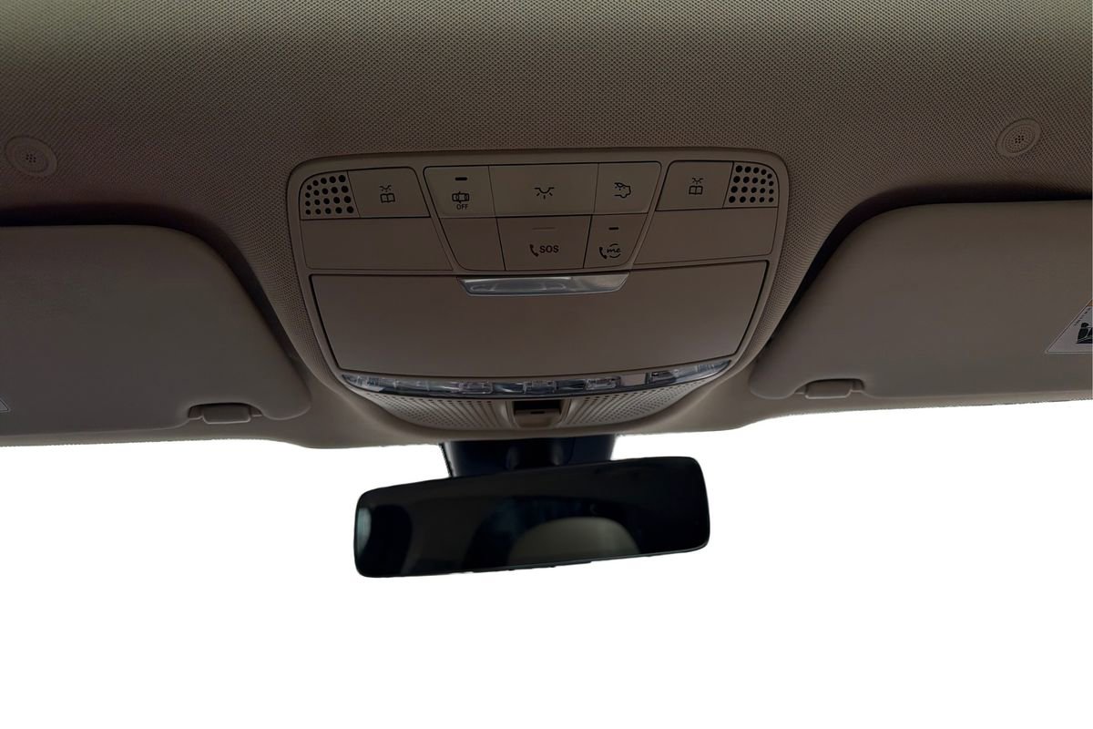 Used 2021 Mercedes-Benz GLC 300 4MATIC w/ Premium Package image 16