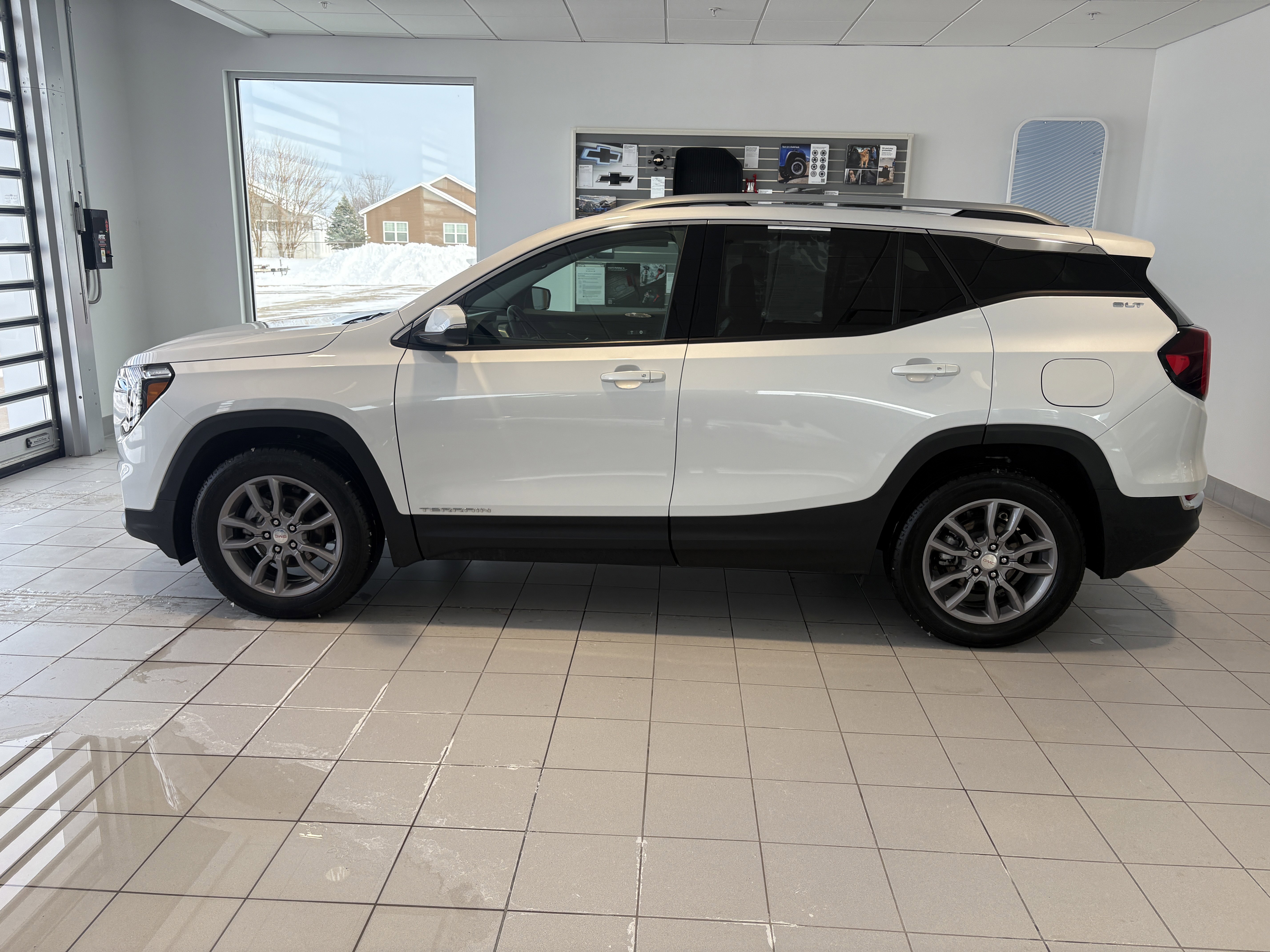 Used 2024 GMC Terrain SLT w/ Infotainment Package II image 2