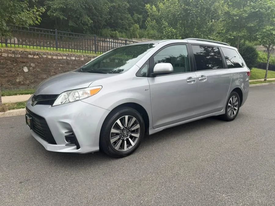 Used 2018 Toyota Sienna LE image 2
