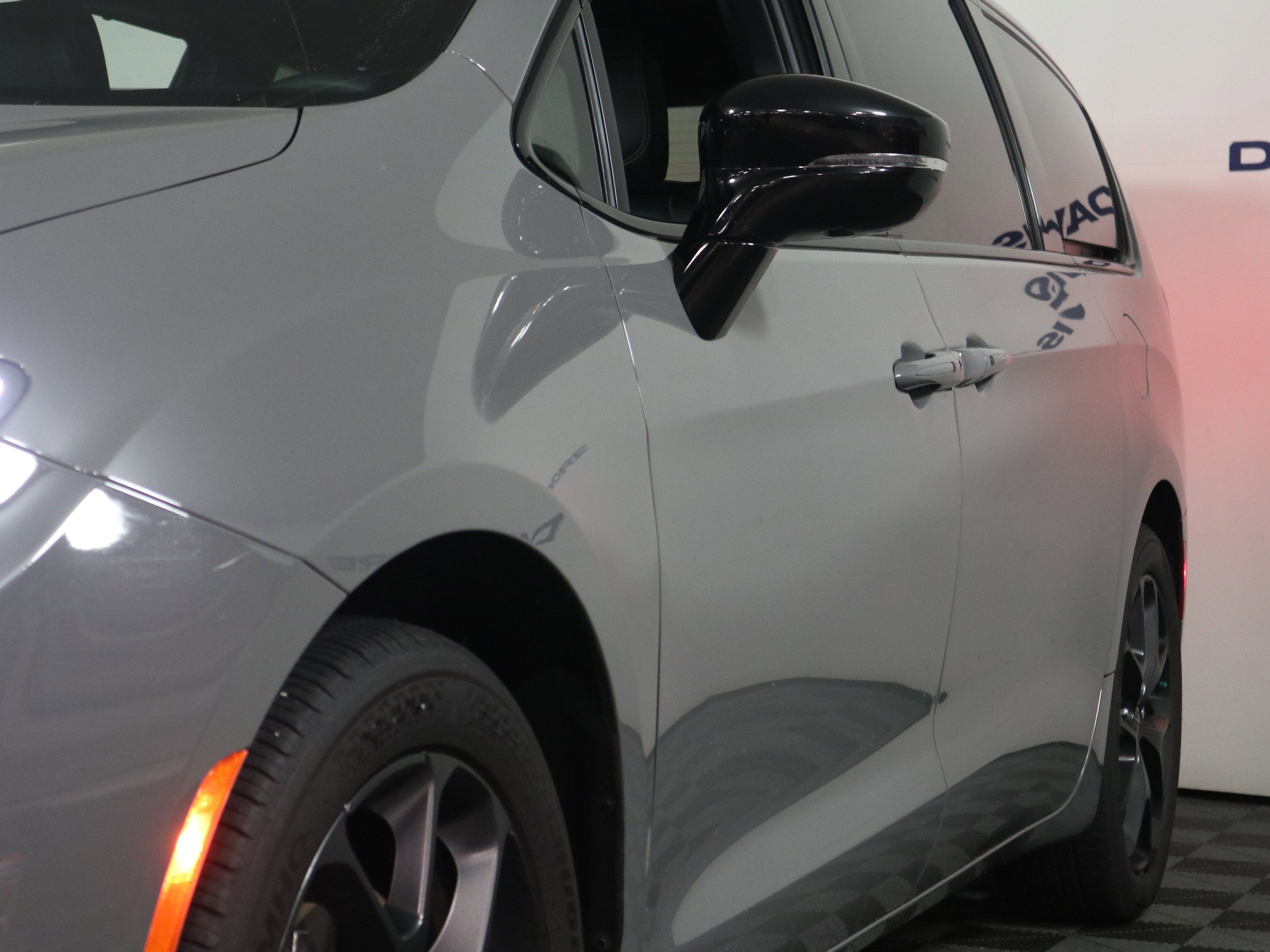 Used 2025 Chrysler Pacifica Limited image 11