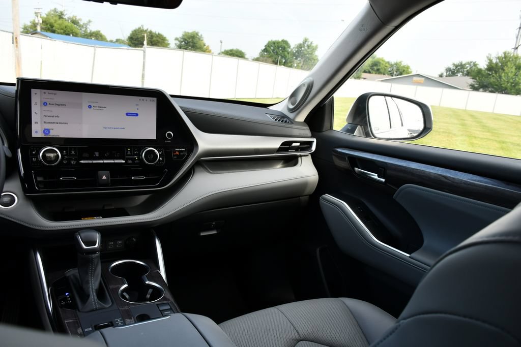 Used 2024 Toyota Highlander Limited FWD image 27