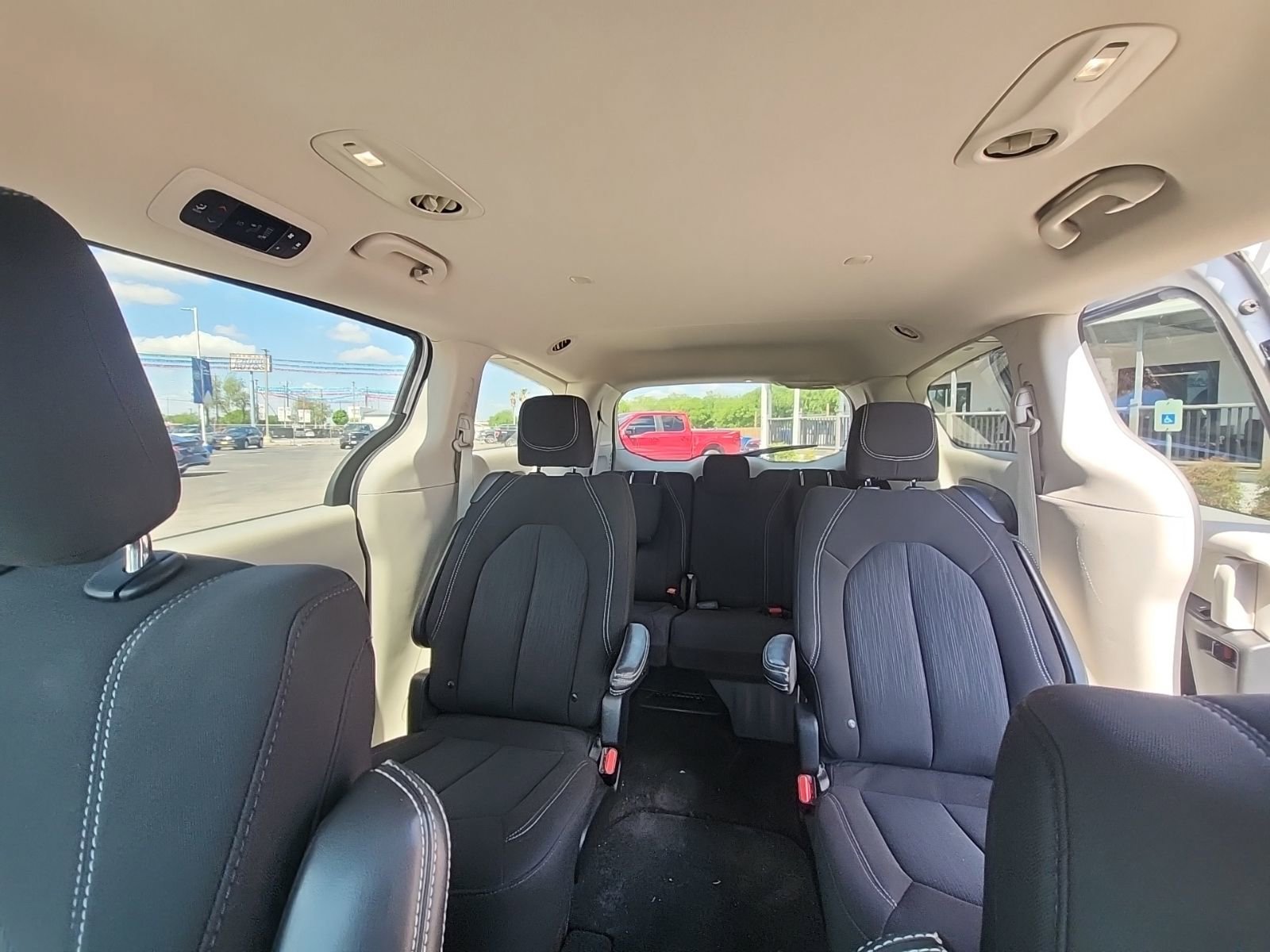 Used 2023 Chrysler Voyager LX image 10