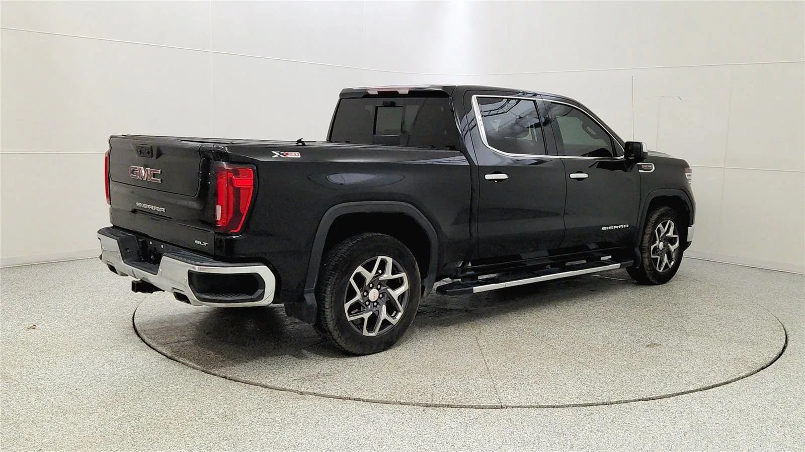 Used 2023 GMC Sierra 1500 SLT w/ SLT Premium Plus Package AWD/4WD image 7