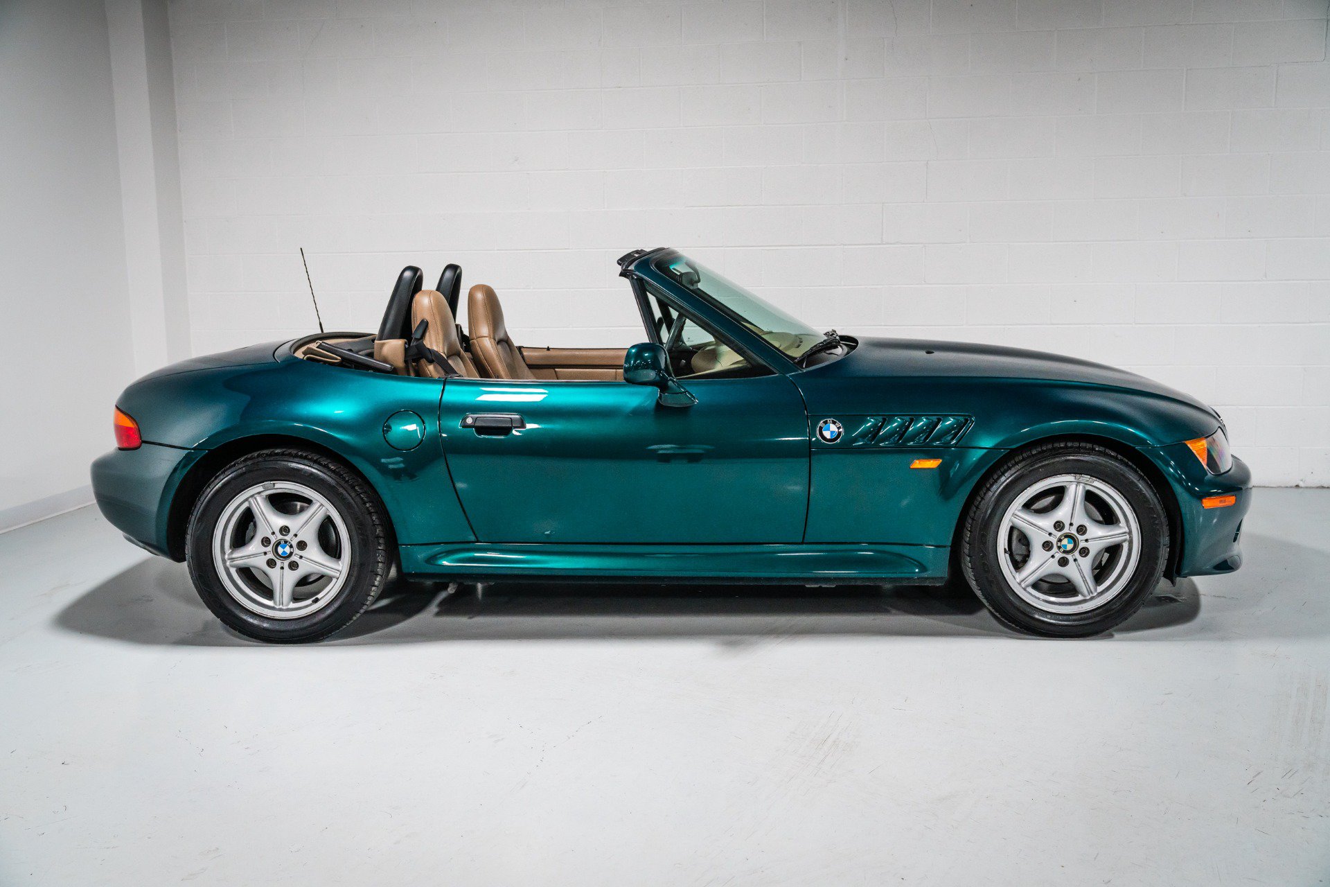 Used 1999 BMW Z3 2.5i RWD image 2