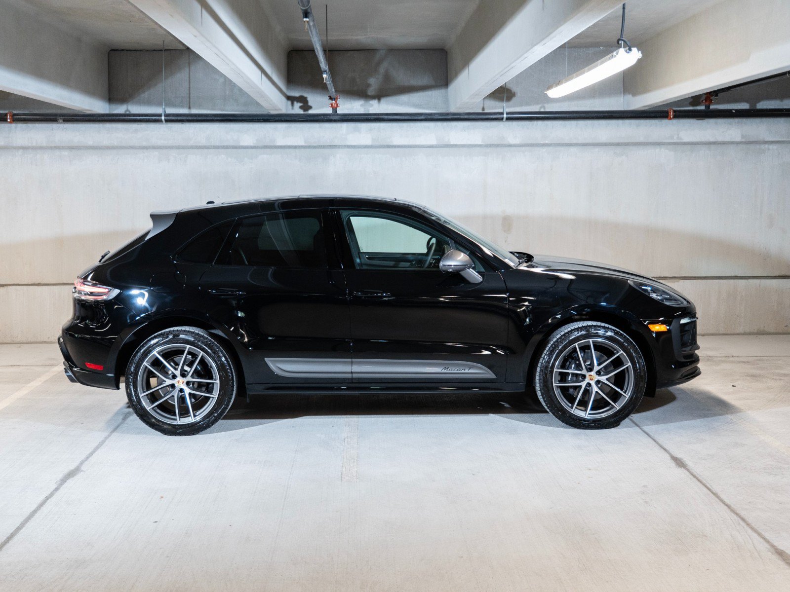 Certified 2025 Porsche Macan Turbo AWD/4WD image 8