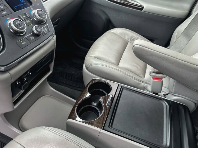 Used 2019 Toyota Sienna XLE image 19