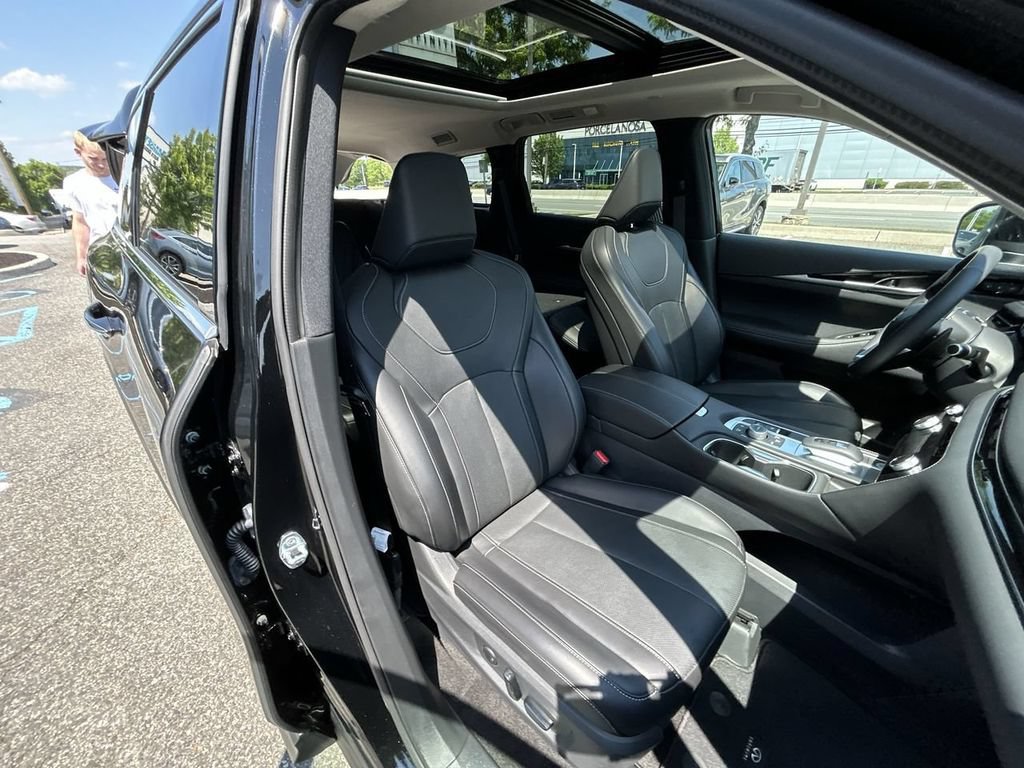 Used 2025 INFINITI QX60 Pure w/ Cargo Package AWD/4WD image 26