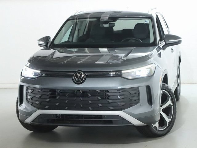 Certified 2025 Volkswagen Tiguan SE AWD/4WD image 3
